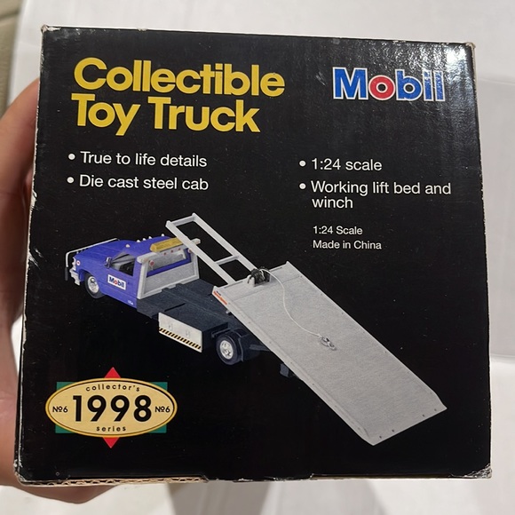 Mobil Collector’s toy truck - Picture 3 of 6